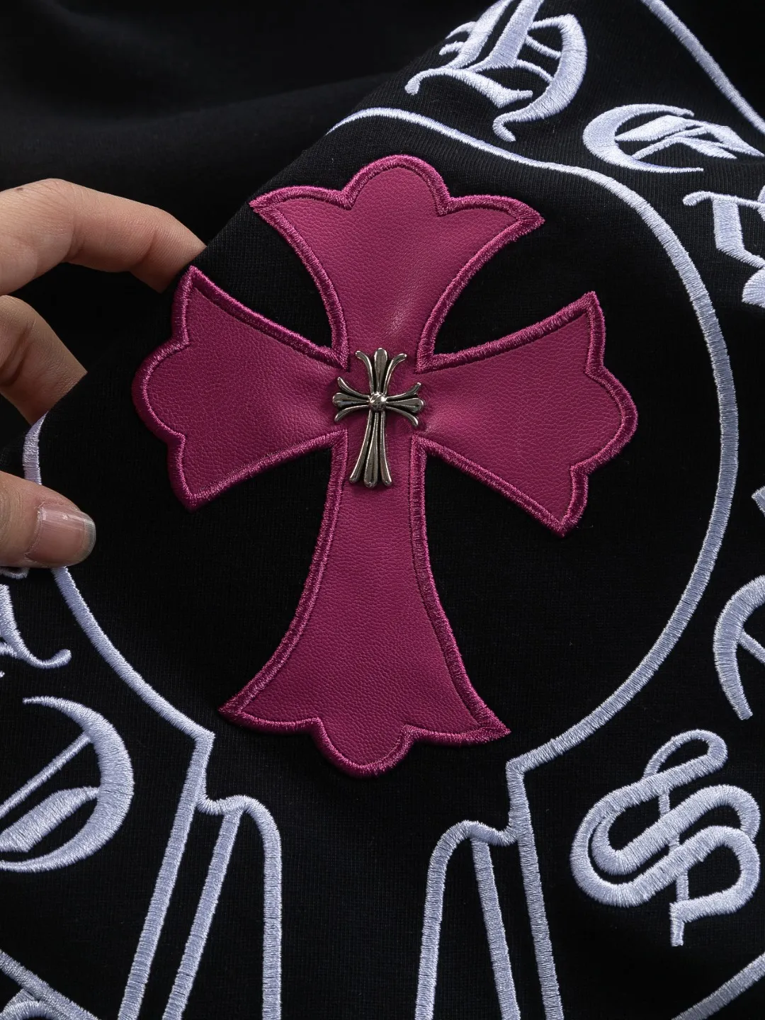 P170 Chrome Hearts CH Cross 26SS New product is hot at the same time💥 Early spring classic style Colorful double cross on the chest 🪡 Embroidery Large logo cross on the back Horseshoe and leather willow ding Sanskrit ✝️🪡 Embroidery Round neck short-sleeved T-shirt, a popular style, a style that both men and women like, the same style for men and women, 100% chance of turning heads when you wear it when you go out! It’s all about being handsome. The designer’s classic sense is precisely grasped. The whole piece of clothing is heavy. Industrial washing process. Ready-made garments are dyed + sprayed for a horse effect. The double-wash process is very recognizable. It uses heavy washing to make it distressed. The edges of the patch are slightly rolled and naturally distressed. It has a three-dimensional sense of layering and a little damage. It is very visually lethal. It adheres to Kroxin's consistent rough style. The chest and back are large, and the horseshoe flower printed patch pattern is embroidered and decorated. It is also decorated with silver metal engraved distressed buttons. The classic elements full of brand recognition instantly enhance the overall sense of grade and specification. Its texture is quite high-end! The overall feeling is high-end, simple and elegant, with silver hardware accessories, a full set of customized accessories, and the pattern of the entire dress is all decorated with patchwork three-dimensional embroidery technology, which is the finishing touch of the entire dress. The design on the back is even more eye-catching! ! This full back is so cool, it’s full of design, and the overall upper body style highlights fashion and individuality. Wearing it together as a couple is even more popular on the street. I recommend the early autumn sweatshirt! ! The fabric is a unique 320g 100% cotton, which is skin-friendly, breathable, warm to the touch, has a strong texture, and has smooth lines. It can be called a back killer, which has very strict requirements on craftsmanship and cost. The smooth neckline, flat cuffs and hems, the stitches are large and tight, tight and orderly, and the details are perfect. The consistent OS version can be worn alone or layered. It is very casual, but very iconic! It is simply the flagship of high-end trendy brands and must be included in your wardrobe. It has the American fashion spirit of freedom and individuality, and is highly recognizable and stylized! Color: Black White Size: S-XL Size chart: S: Shoulder width 50-Bust 56-Length 70 M: Shoulder width 52-Bust 57-Length 72 L: Shoulder width 54-Bust 59-Length 74 XL: Shoulder width 56-Bust 62-Length 76